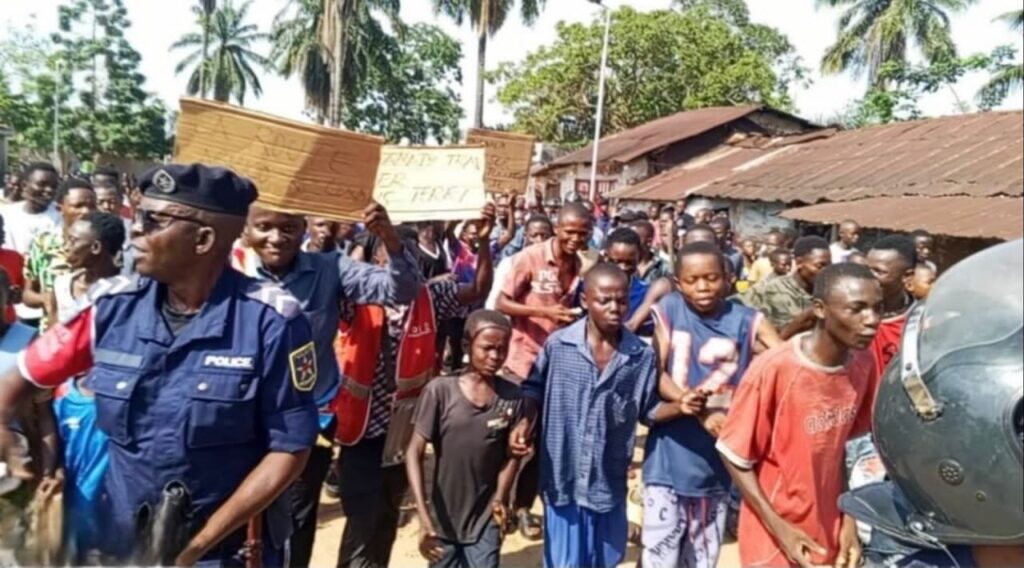 Kwango : à Kasongo-Lunda, la population manifeste pour la reprise des travaux de la centrale solaire