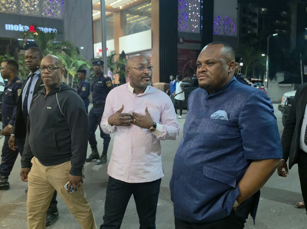 Kinshasa  : Daniel Bumba inspecte le déploiement des panneaux de signalisation à Kinshasa